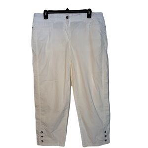 Chico's White Cropped Pants/capris w/Button Hem size 1.5 =medium/10